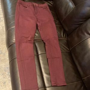 A good condition skinny pant. A really nice pant. It fix great high waisted.